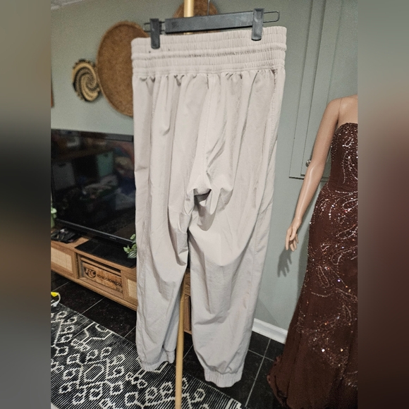 Abercrombie YPB motionTEK Joggers  High Rise In Oat. Size Small Short - Picture 15 of 16